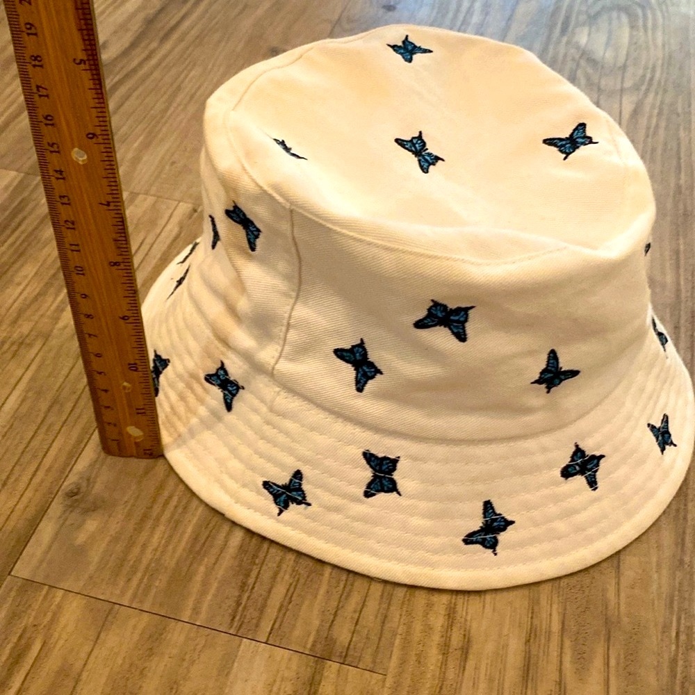 (GOOD CONDITION) Forever 21 girls bucket hat w/blue butterflies 🦋!! (One size)